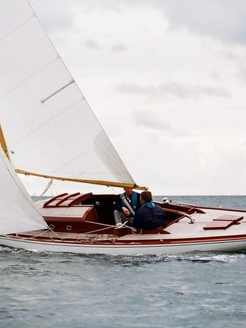 Voilier classique à coque bois sous voiles